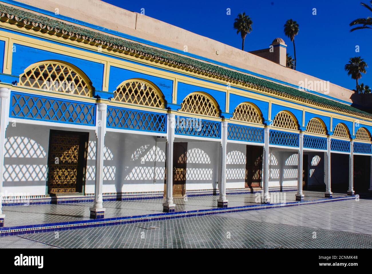 Bahia Palace Marrakech mit Palmen, Hand geschnitzt und Spiel der Lichter Stockfoto