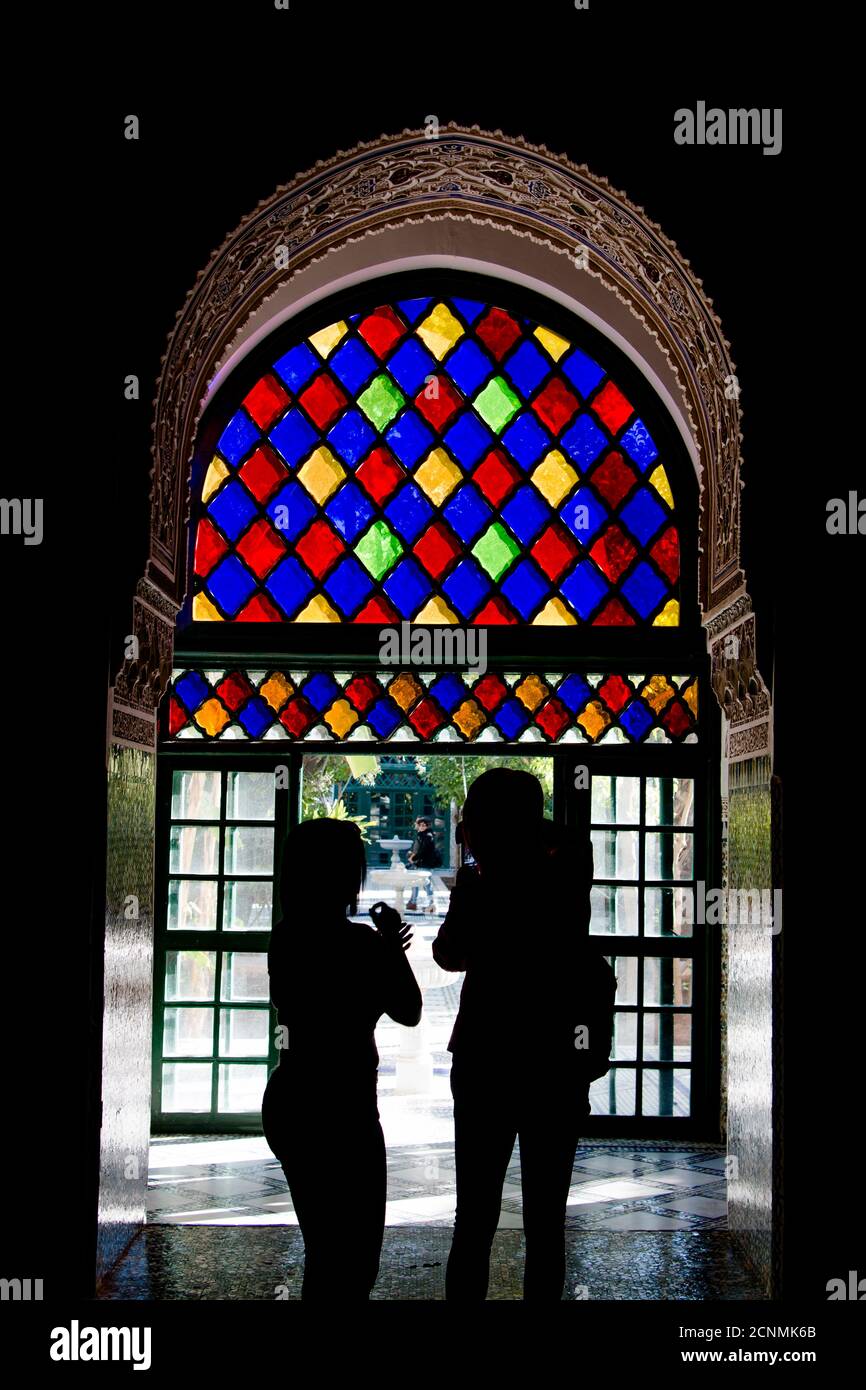 Bahia Palace Marrakech mit Palmen, Hand geschnitzt und Spiel der Lichter Stockfoto