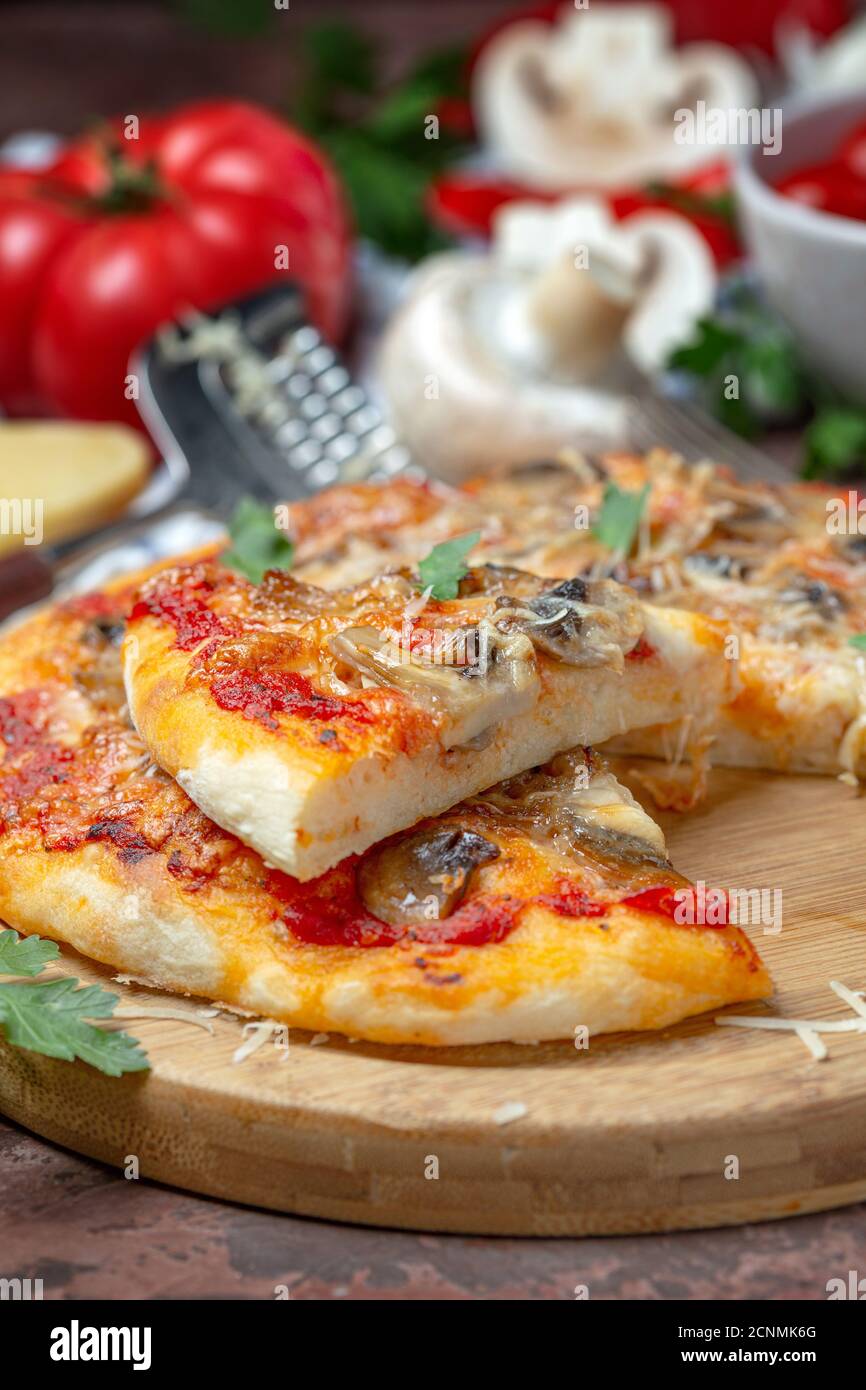 Pizza mit Gemüse, Pilzen und Käse. Stockfoto