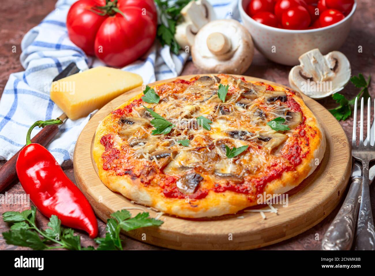 Pizza mit Gemüse und Pilzen.. Stockfoto