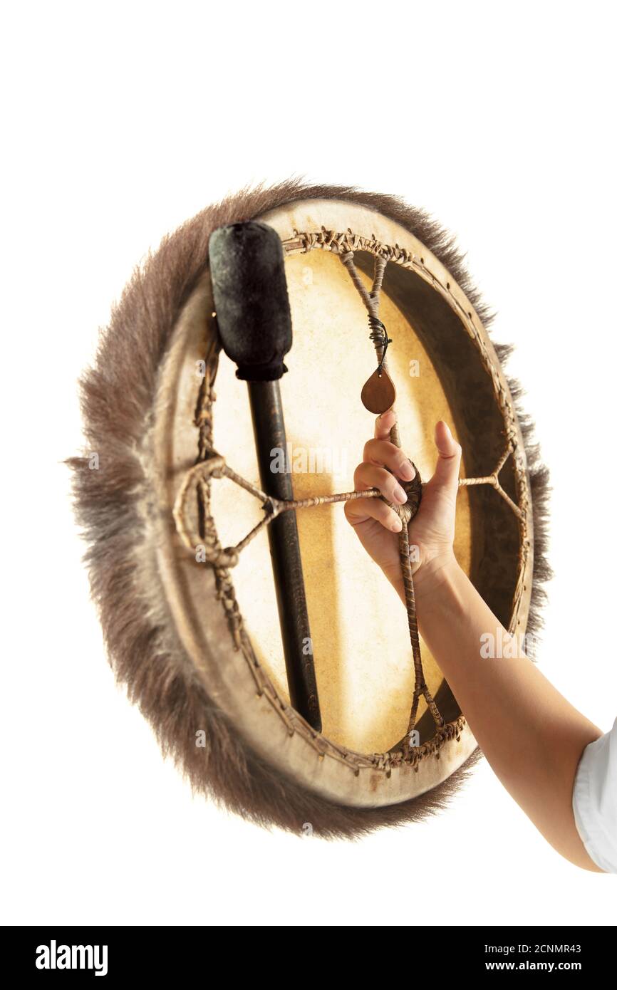 Eine Nahaufnahme der Hände spielen das Tamburin, Percussion auf weißem Studio Hintergrund. Konzept von Hobby, Beruf, Musik, Traditionen, Festival. Copyspace für Ihre Anzeige. Ethnisches Instrument. Stockfoto