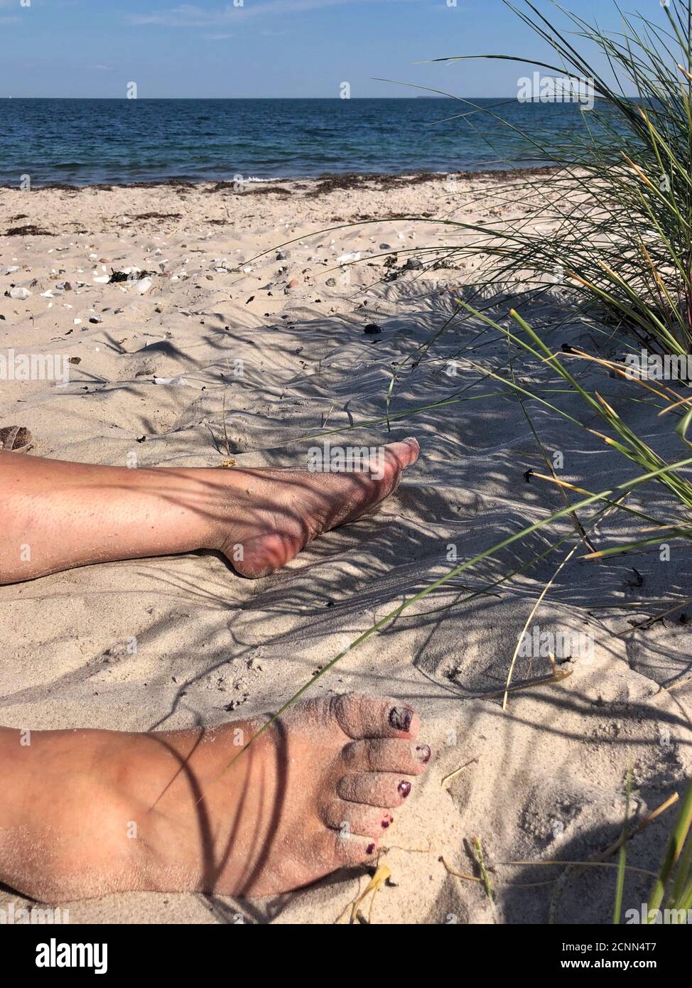 Nahaufnahme der Füße einer Frau am Strand, Samsoe, Dänemark Stockfoto