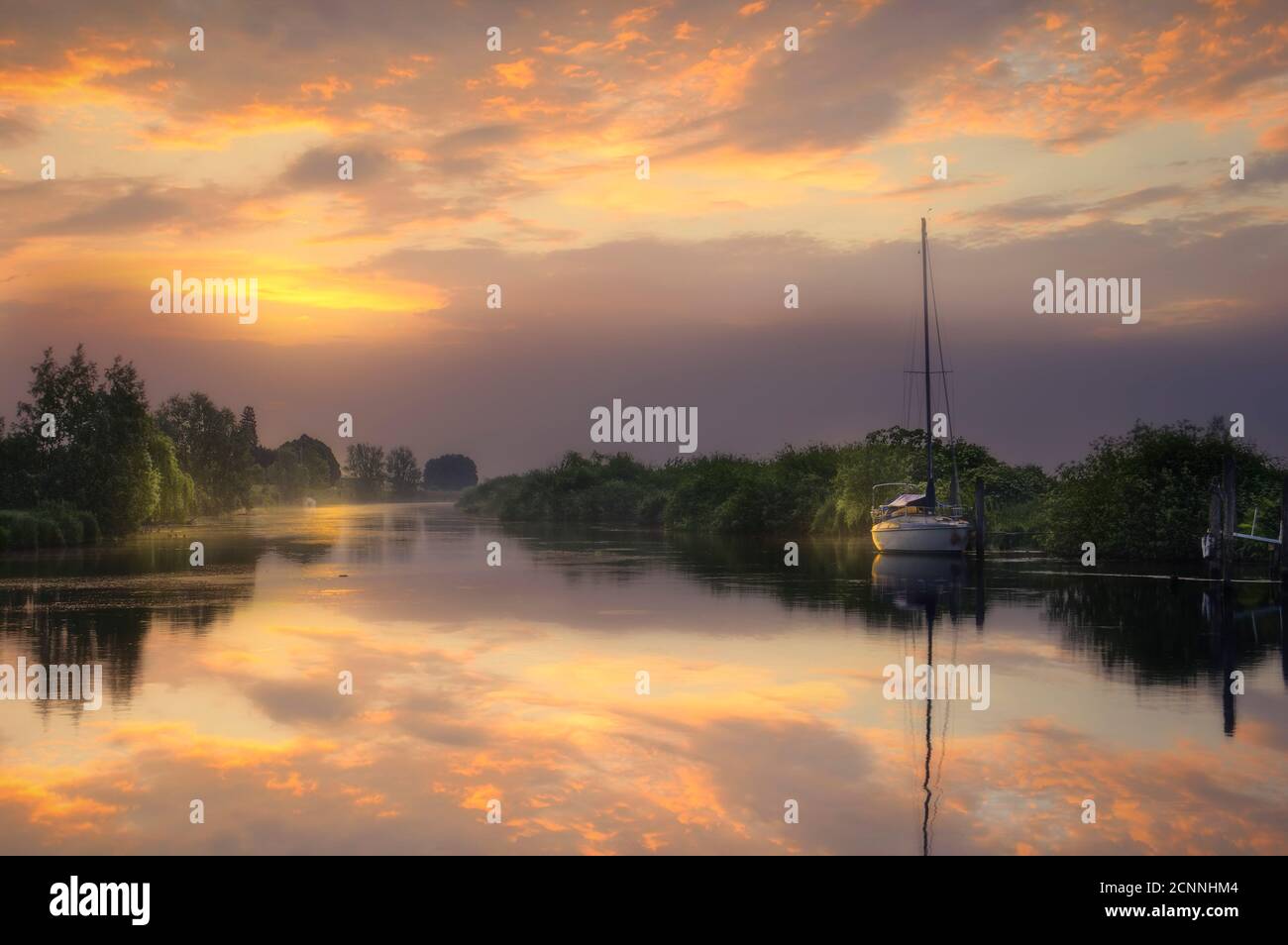 Boote liegen am Fluss im Morgennebel, Venetien, Italien Stockfoto