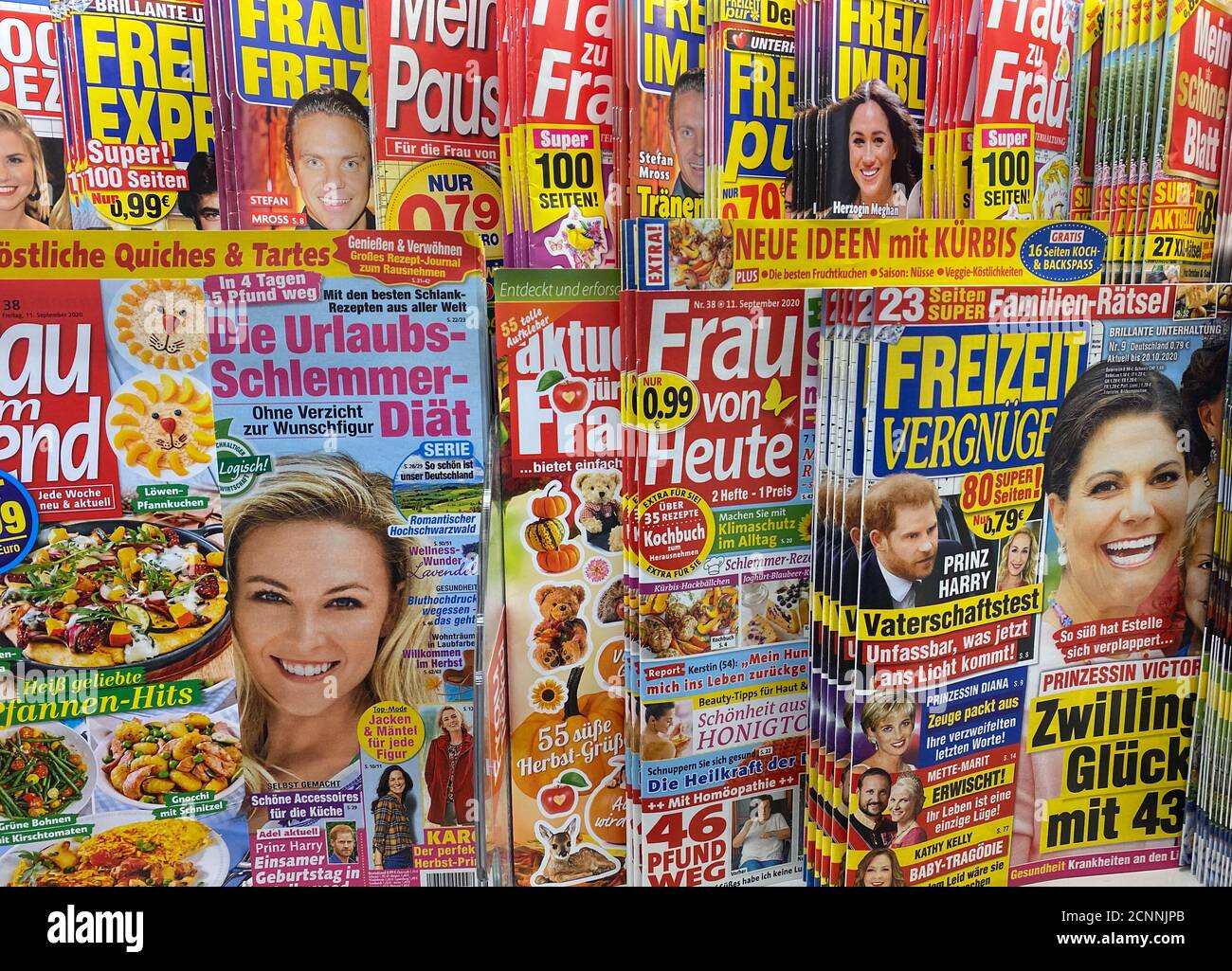 Viersen, Deutschland - August 17. 2020: Blick auf ein isoliertes Kioskregal mit verschiedenen deutschen gelben Klatsch-Pressezeitschriften Stockfoto