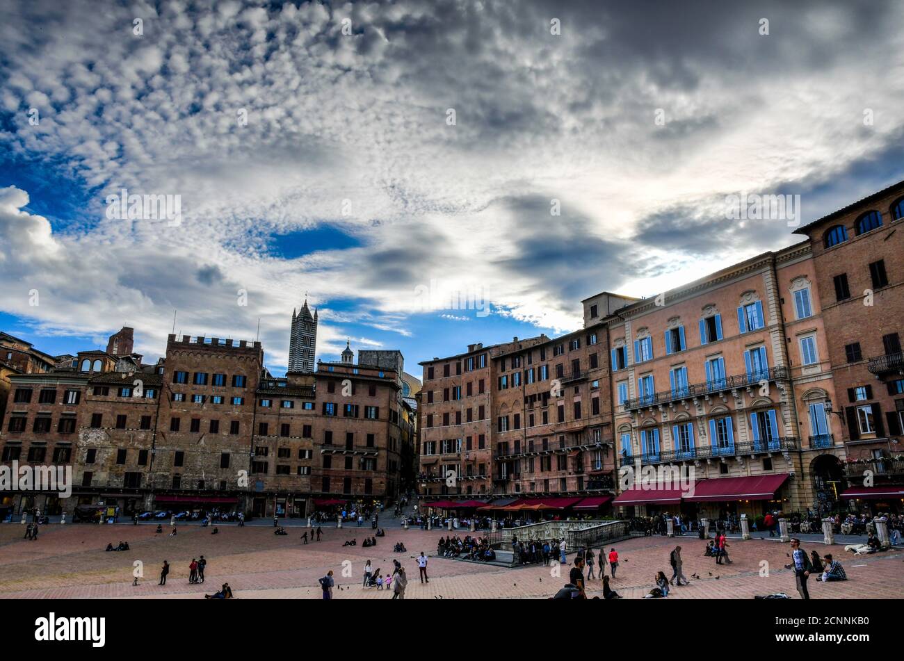Dramatischer Himmel über den Palazzi Signorili der Piazza del Campo, Siena, einer der großen öffentlichen Räume der Welt und ein UNESCO-Weltkulturerbe Stockfoto