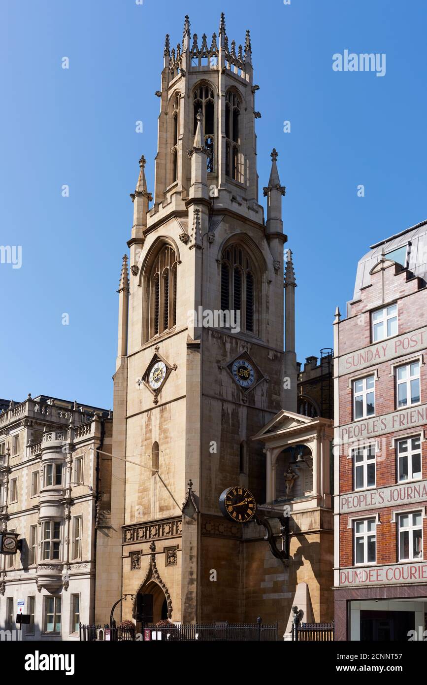 Der neugotische Turm von St. Dunstan aus dem frühen 19. Jahrhundert in der Westkirche an der Fleet Street im Zentrum von London Stockfoto