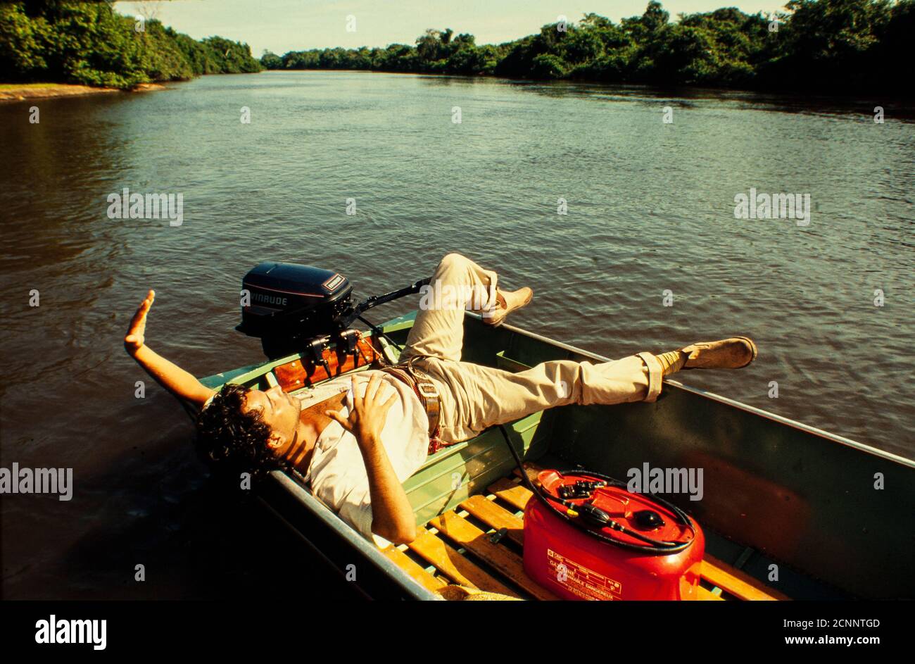 Pantanal, brasilianische Telenovela – TV-Seriendrama , Seifenoper - ursprünglich ausgestrahlt in 1990 auf Rede Manchete – brasilianische Fernsehsender extintic in 1999 - geschrieben von Benedito Ruy Barbosa und Regie von Jayme Monjardim - Schauspieler Angelo Antonio entspannen während einer Pause auf den Aufnahmen. Die Pantanal-Region, deren Name vom portugiesischen Wort pântano - was Sumpf bedeutet - ableitet, ist eines der größten Süßwasser-Feuchtgebiete-Ökosysteme der Welt. Die Region wurde als ein ökologisches Paradies bezeichnet Stockfoto
