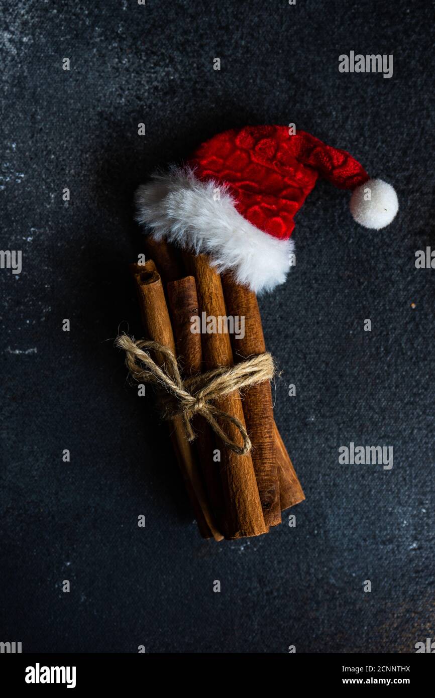 Zimtstangen mit Schnur und einem Weihnachtsmütze zusammengebunden Stockfoto