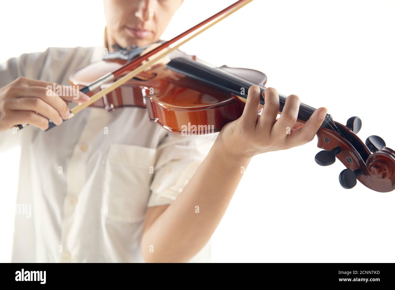 Nahaufnahme Frau spielen Violine isoliert auf weißem Studio Hintergrund. Inspirierter Musiker, Details der Kunstberuf, Weltklassiker-Instrument. Konzept von Hobby, Kreativität, Inspiration. Stockfoto