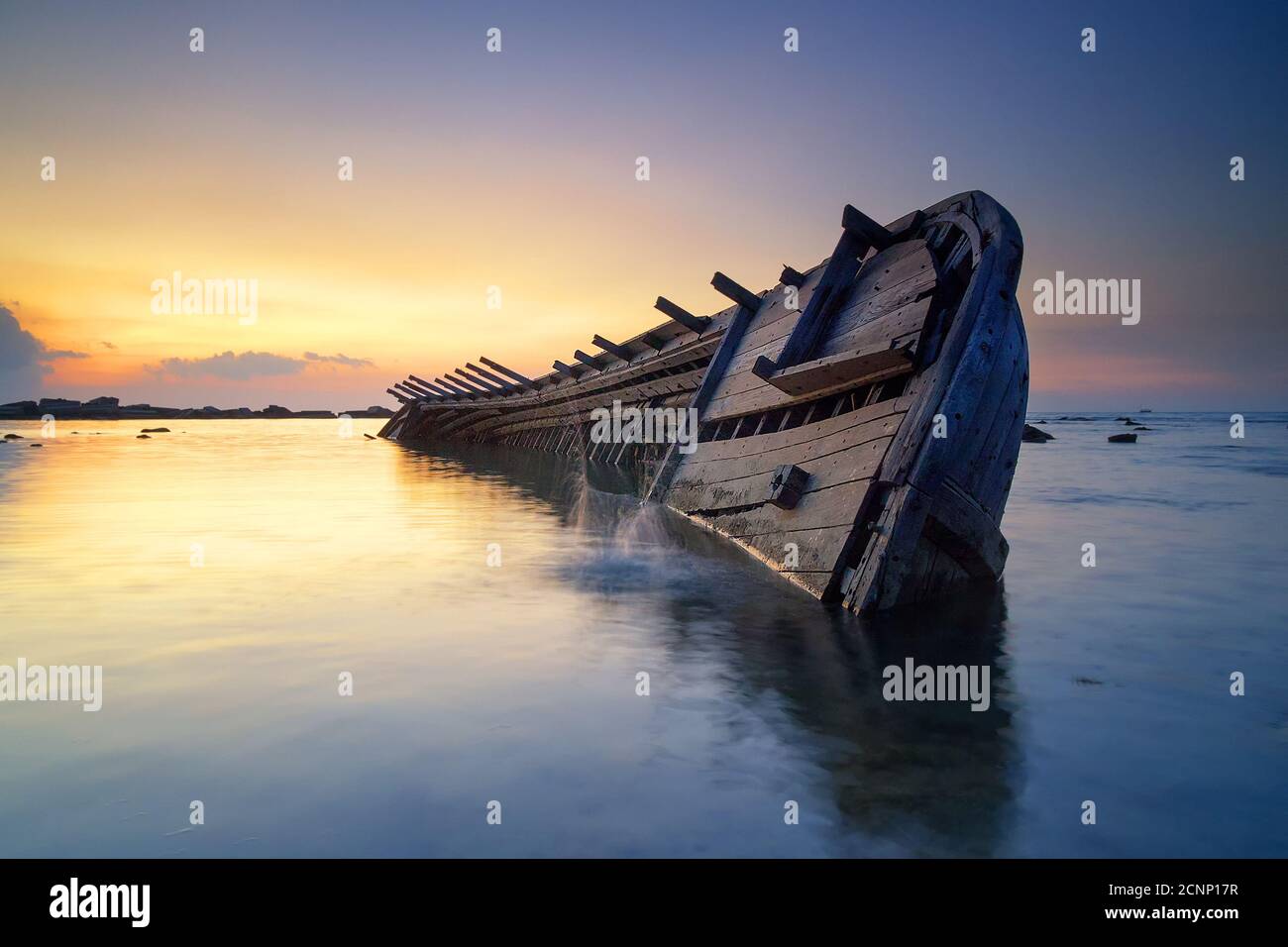 Schiffswrack am Strand von Anyer, Banten, West Java, Indonesien Stockfoto