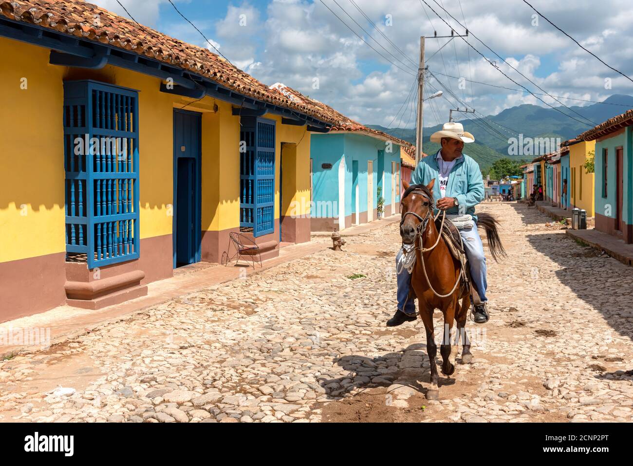 24. August 2019: Mann auf dem Pferd in den bunten Straßen von Trinidad. Trinidad, Kuba Stockfoto