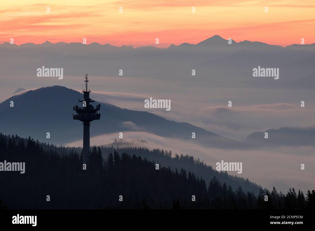 Schöner Sonnenaufgang mit Nebel über Sendeturm, Sendemast, Blick von Rossbrand, Radstadt, Österreich Stockfoto