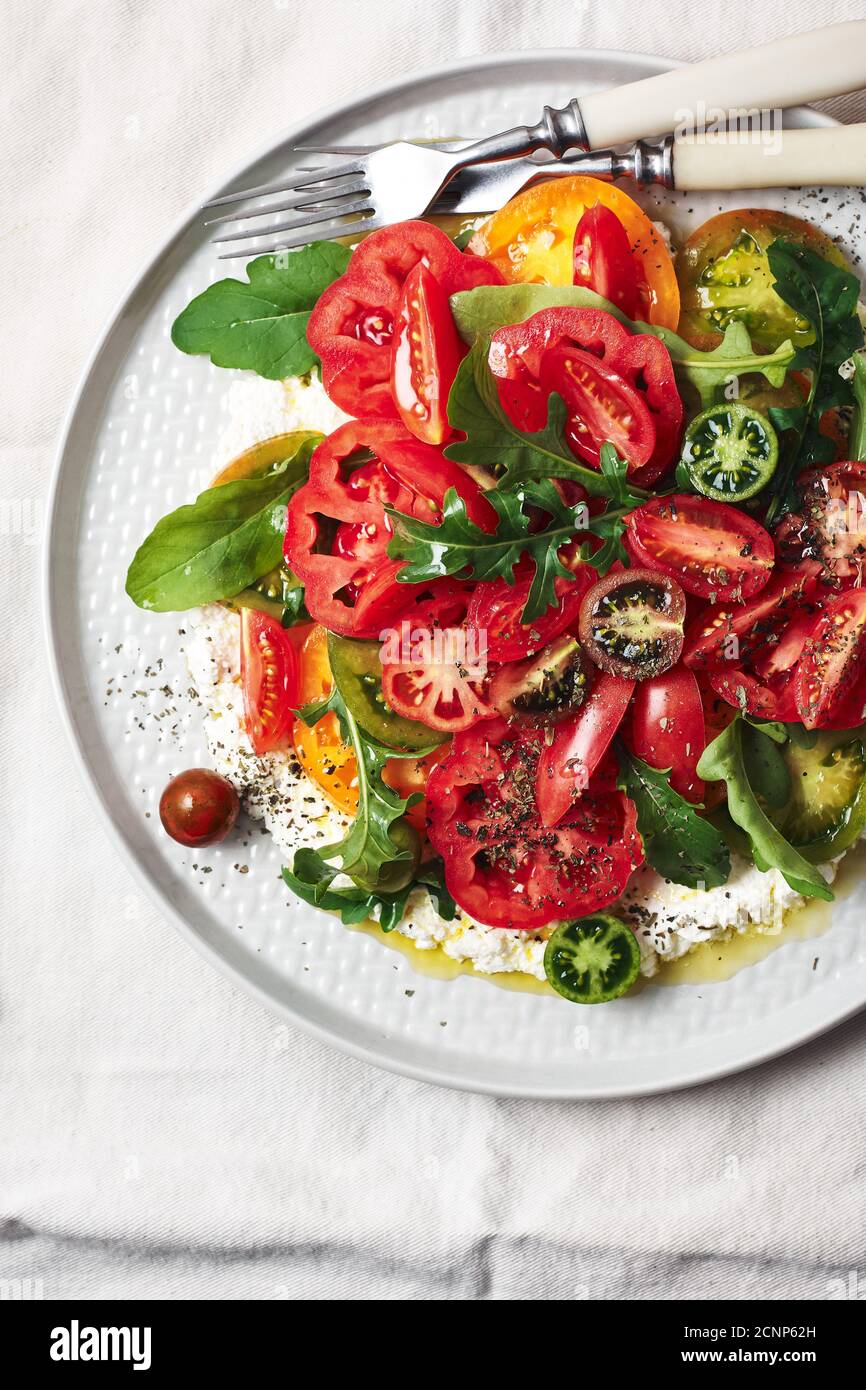 Tomatensalat mit Rucola und Ricotta. Stockfoto