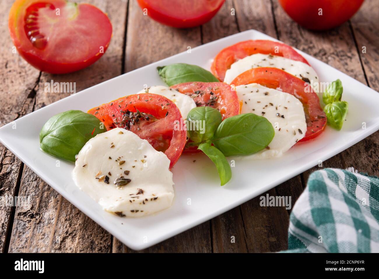 Traditioneller Caprese-Salat mit Tomaten und Mozzarella-Käse auf Holz Tabelle Stockfoto