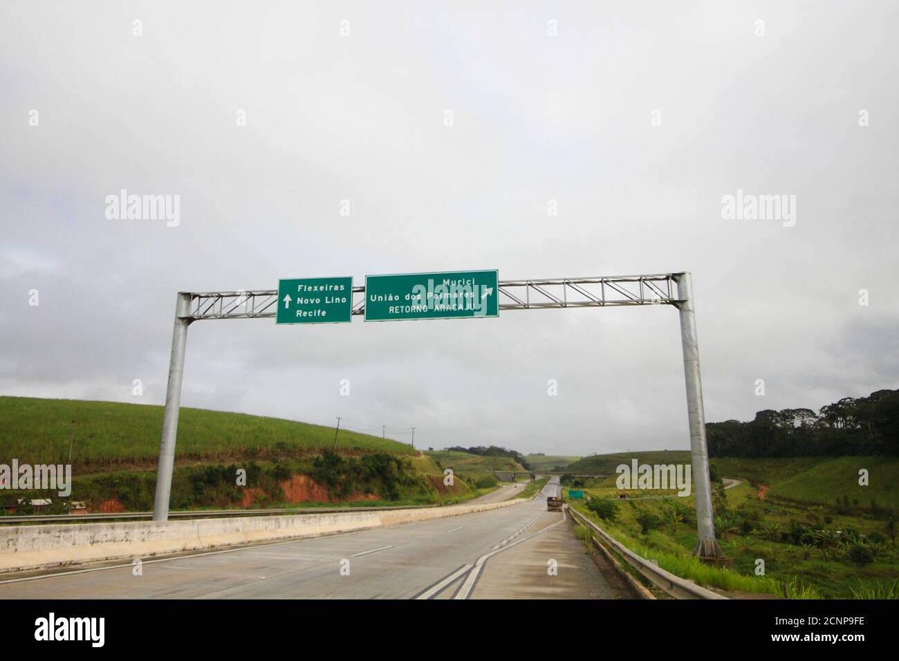 NOVO LINO, AL - 08.09.2020: ESTRADAS DO ALAGOAS EM MEIO A PANDEMIA - ALAGOAS, NORDOST, BRASILIEN. Straßen und Gemeinden. Auf dem Foto, Standort-Infotafel, Flexeiras, Novo Lino und Recife (geradeaus), Murici, União dos Palmares, RETORNO ARACAJU (rechts abbiegen), auf BR 101, (AL). (Foto: Mauro Akiin Nassor/Fotoarena) Stockfoto