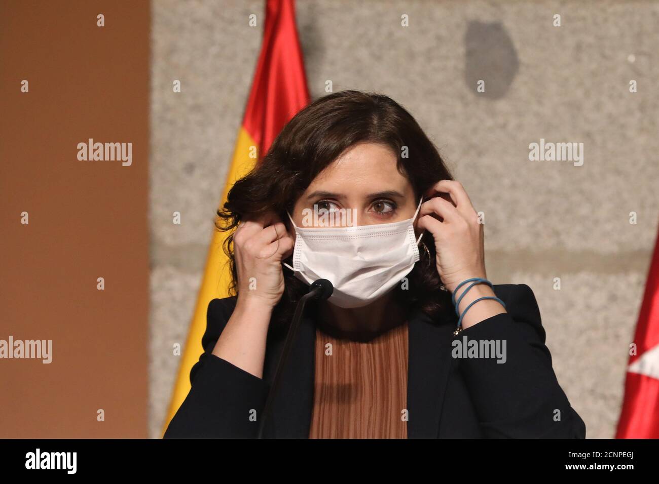 Madrid, Spanien; 18/09/2020.- die Präsidentin von Madrid, Isabel Ayuso, hat bekannt gegeben, dass ein- und Ausreise in 37 Grundgebieten, 6 Bezirken und 8 Gemeinden der Gemeinschaft von Madrid wegen ihrer hohen Inzidenz von Coronavirus-Infektionen verboten sind. Zur Arbeit gehen, zur Schule gehen, zum gewöhnlichen Aufenthalt zurückkehren, für ältere Menschen und Behinderte sorgen, zur Bank gehen, Dienstleistungen wie die DNI erneuern, gerichtliche Anforderung oder für einen wichtigen Zweck. Darüber hinaus ist es innerhalb des territorialen Geltungsbereichs möglich, zirkulieren, obwohl die nicht Stockfoto