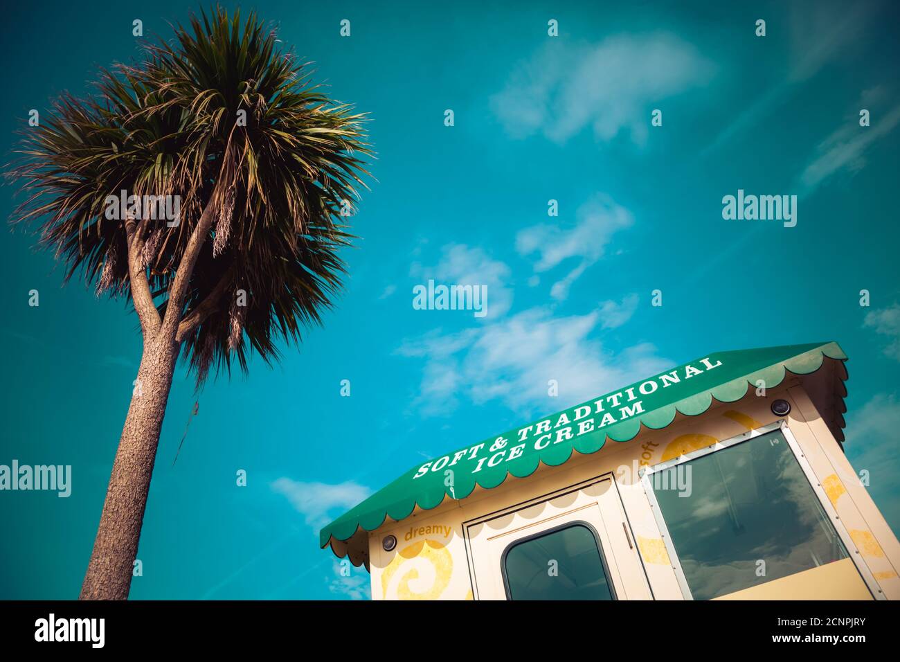 Konzeptbild von Eiskiosk und Palme, Wales, Großbritannien Stockfoto