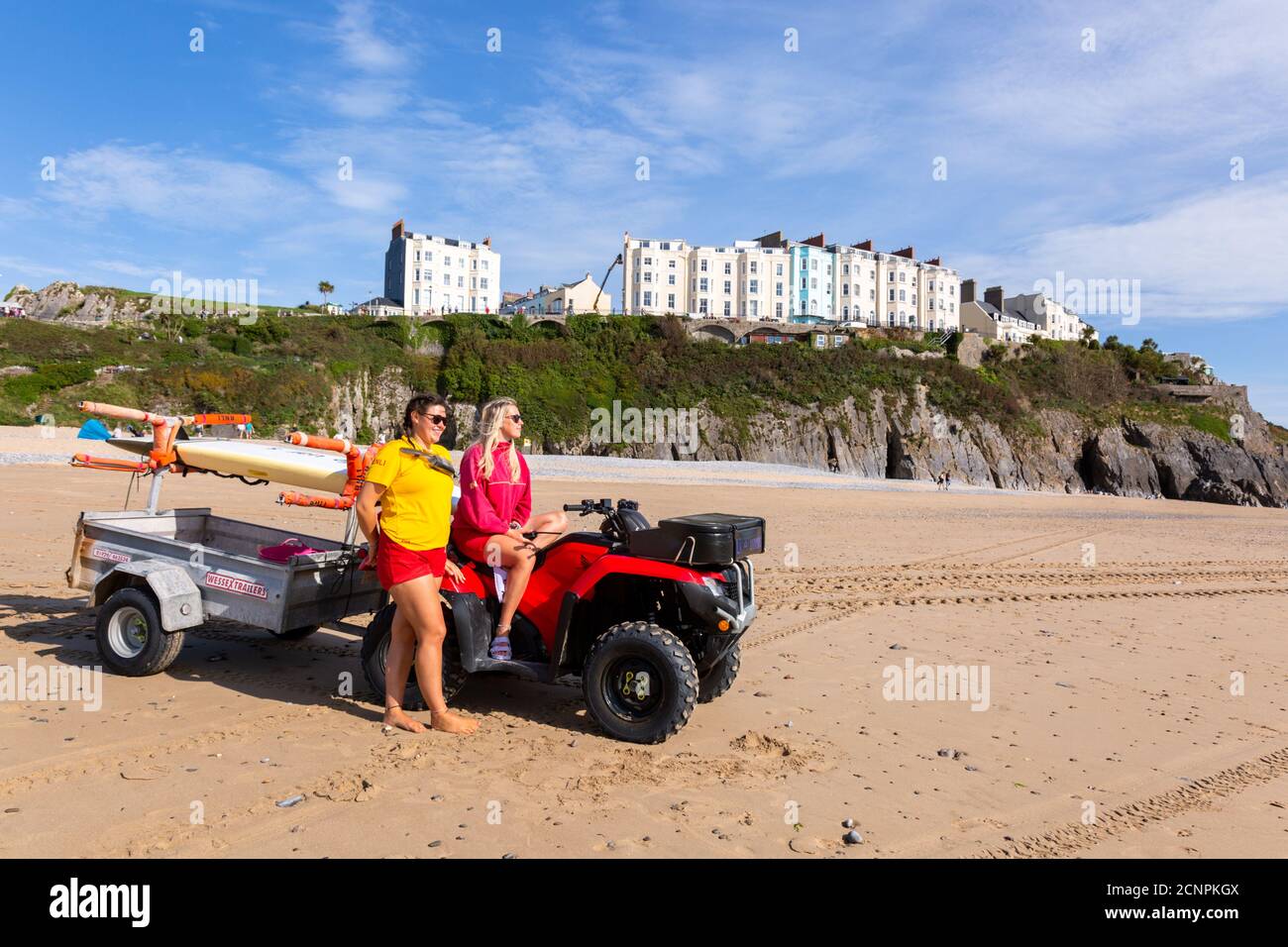 Rettungsschwimmer am Tenby Beach, Pembrokeshire, Wales, Großbritannien Stockfoto