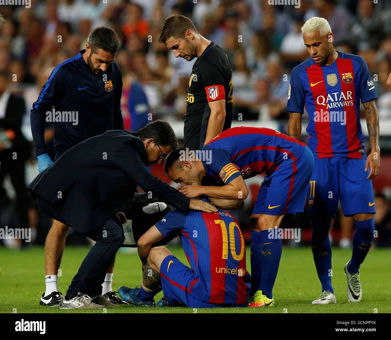 Fußball Fußball - Barcelona / Atletico Madrid - Spanisch La Liga Santander  - Camp Nou Stadion, Barcelona, Spanien - 21/09/16. Barcelonas Lionel Messi  sitzt verletzt auf dem Spielfeld, neben Andres Iniesta, Neymar