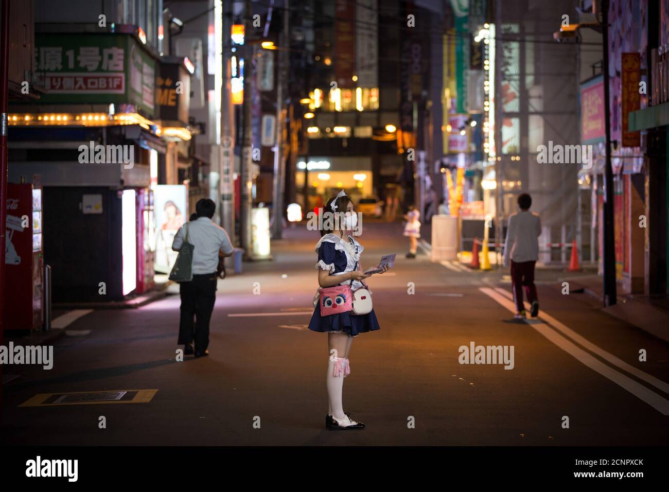 Tokio, Japan. September 2020. Ein Angestellter eines Maid Cafés verteilt Werbeflyer an Fußgänger im berühmten Elektronik- und japanischen Popkulturviertel Akihabara. Kredit: SOPA Images Limited/Alamy Live Nachrichten Stockfoto