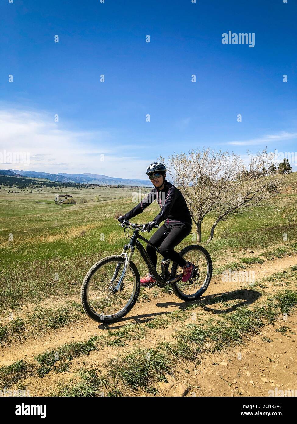 Beliebter Radweg am Flatirons Vista South Trail in der Nähe von Boulder, Colorado. Radfahren ist eine gesunde Sportart, die Menschen zu Outdoor-Aktivitäten bringt. Stockfoto