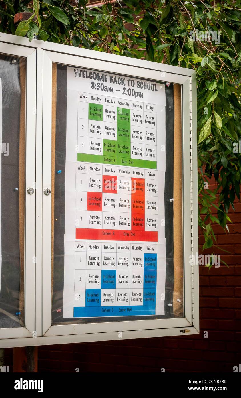 Ein Poster informiert die Schüler und ihre Eltern über den Zeitplan für das persönliche Lernen und Fernstudium am PS33 in Chelsea in New York am Sonntag, 13. September 2020. Der persönliche Lernprozess soll am 21. September beginnen. (© Richard B. Levine) Stockfoto