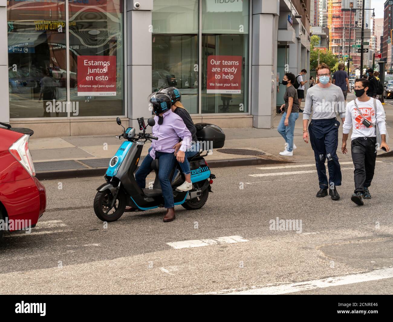 Ein elektrisches Moped der Moped-Sharing-Firma Revel parkte am Samstag, 12. September 2020 in Downtown Brooklyn in New York. Revel hat ihre Roller auf die Straße nach der Ausstellung einer Reihe von Sicherheitsprotokollen, die Fahrer haben zu erfüllen zurückgegeben. (© Richard B. Levine) Stockfoto