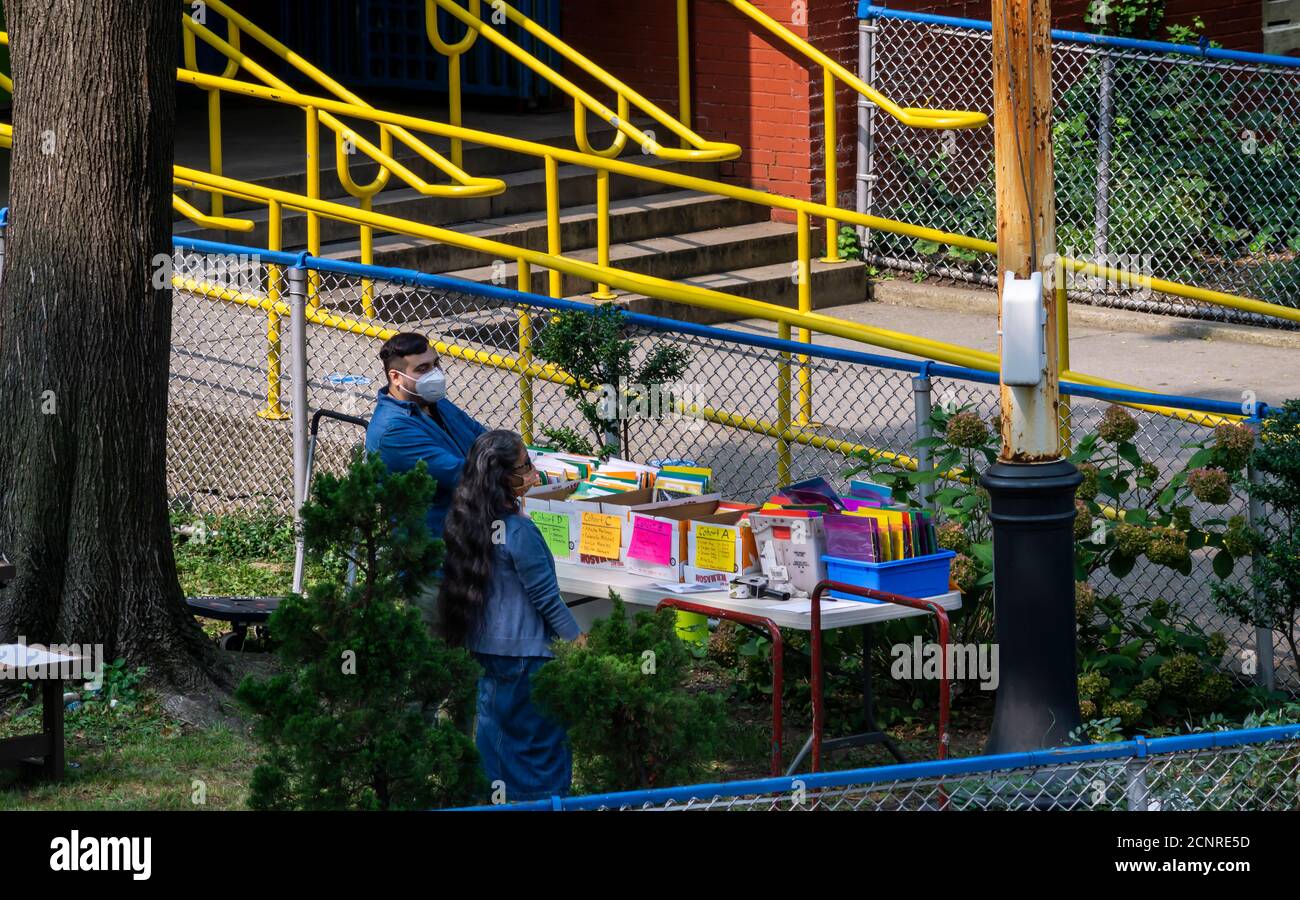 Am Mittwoch, den 16. September 2020 vor dem ersten Tag des persönlichen Lernens verteilen Arbeiter Verwaltungs- und Schulungsmaterial vor PS33 in Chelsea in New York. New York City verzögert den Beginn des Schulunterrichts und wird stattdessen ab dem 21. September mit Pre-K in den Einzelunterricht eintauchen. (© Richard B. Levine) Stockfoto
