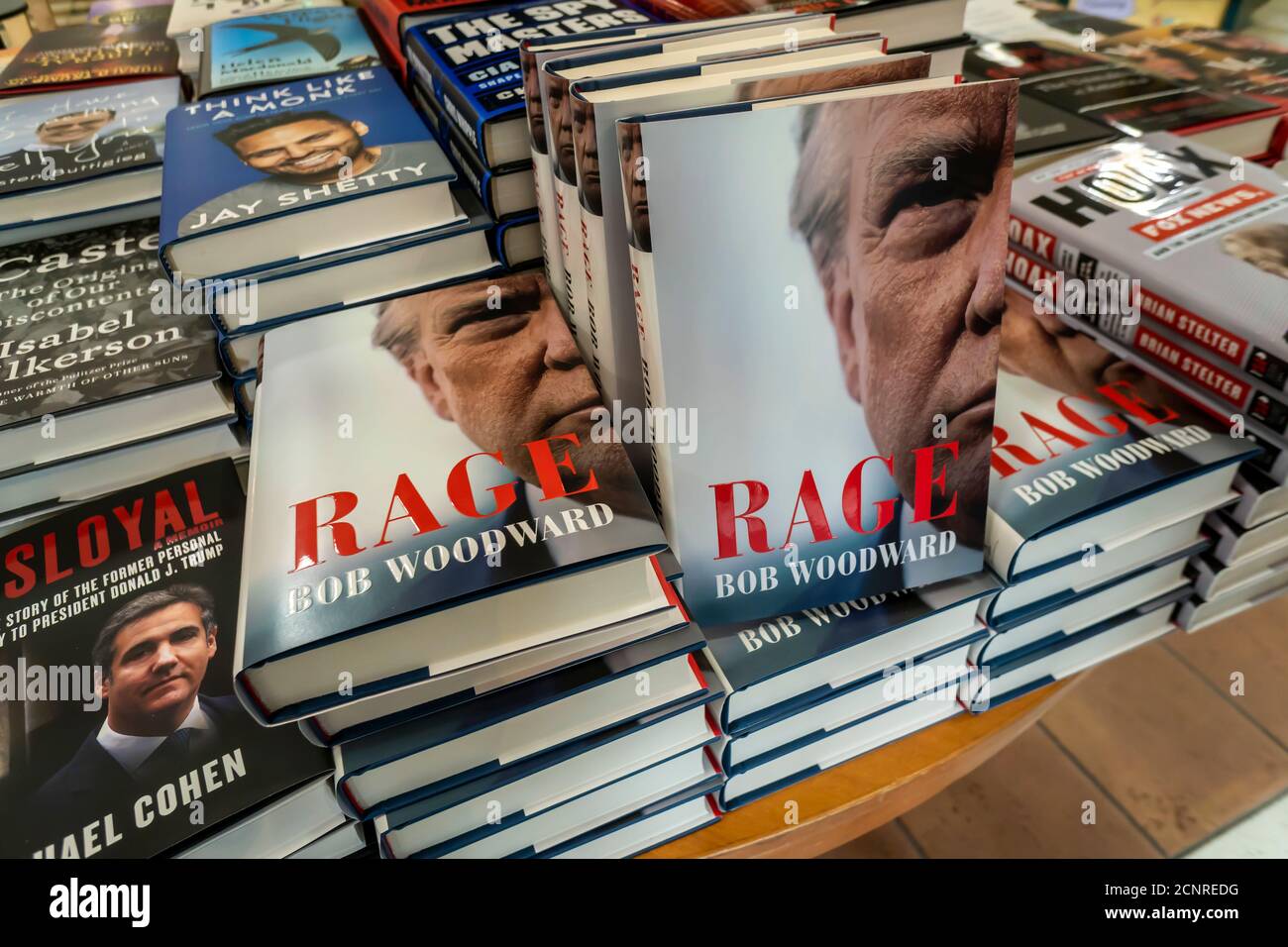 Kopien von Bob Woodwards Buch „Rage“ in einer Barnes & Noble Buchhandlung am Mittwoch, 16. September 2020. Die Buchchronik Präs. Donald Trump und die falsche Handhabung der Coronavirus-Pandemie durch seine Regierung. (© Richard B. Levine) Stockfoto