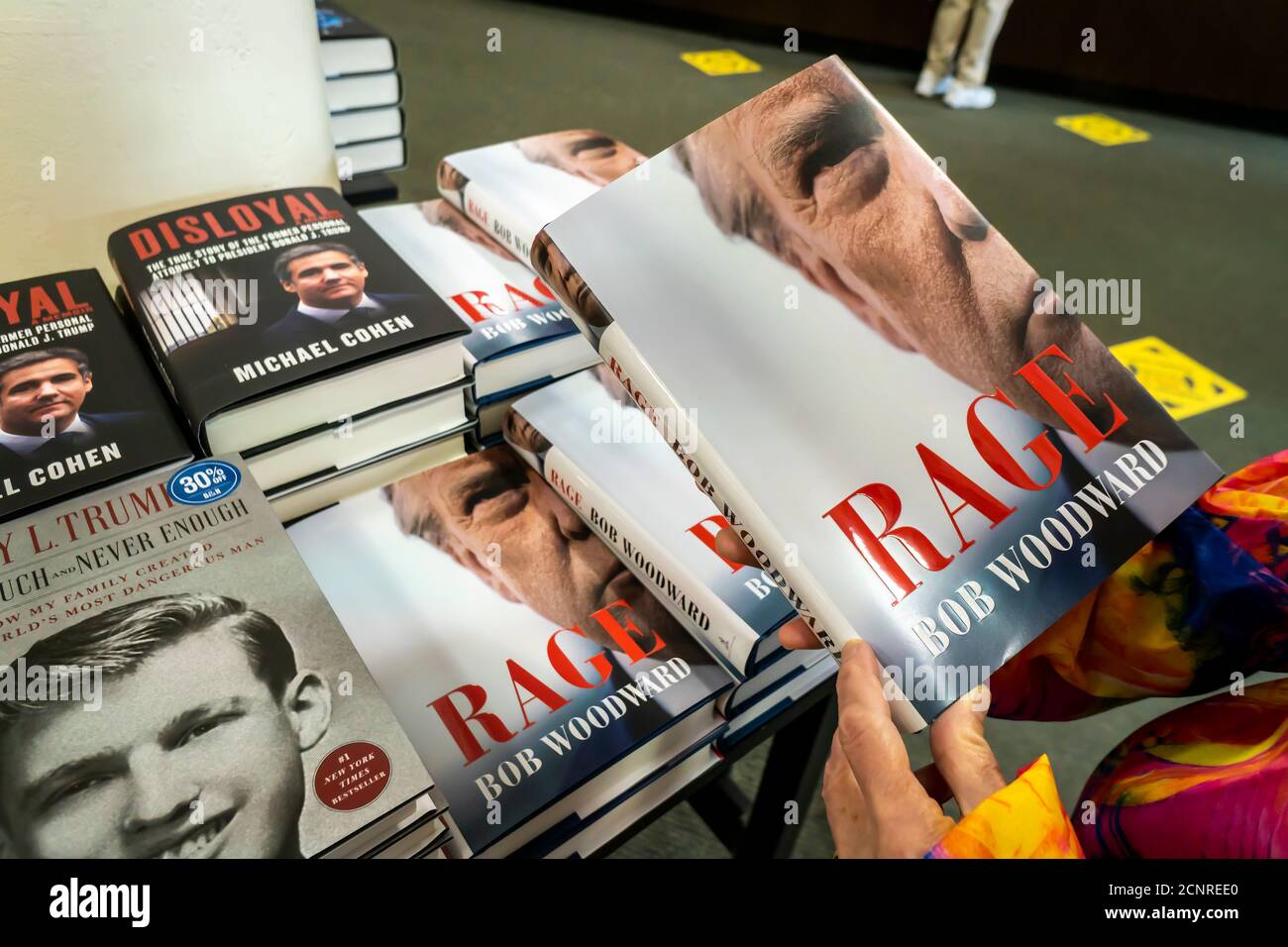 Kopien von Bob Woodwards Buch „Rage“ in einer Barnes & Noble Buchhandlung am Mittwoch, 16. September 2020. Die Buchchronik Präs. Donald Trump und die falsche Handhabung der Coronavirus-Pandemie durch seine Regierung. (© Richard B. Levine) Stockfoto