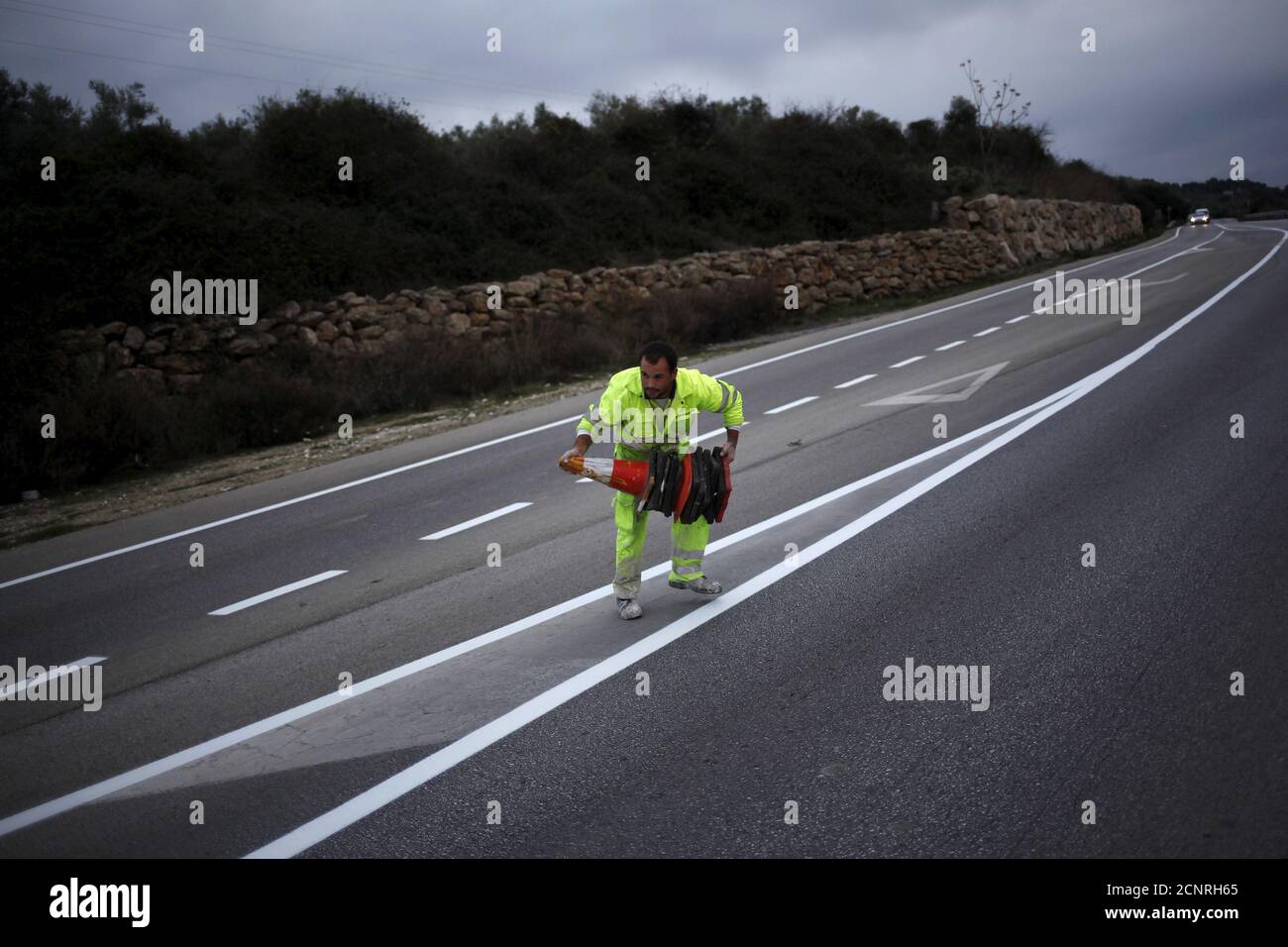 Arbeiter Malen Strassenlinien Stockfotos Und Bilder Kaufen Alamy