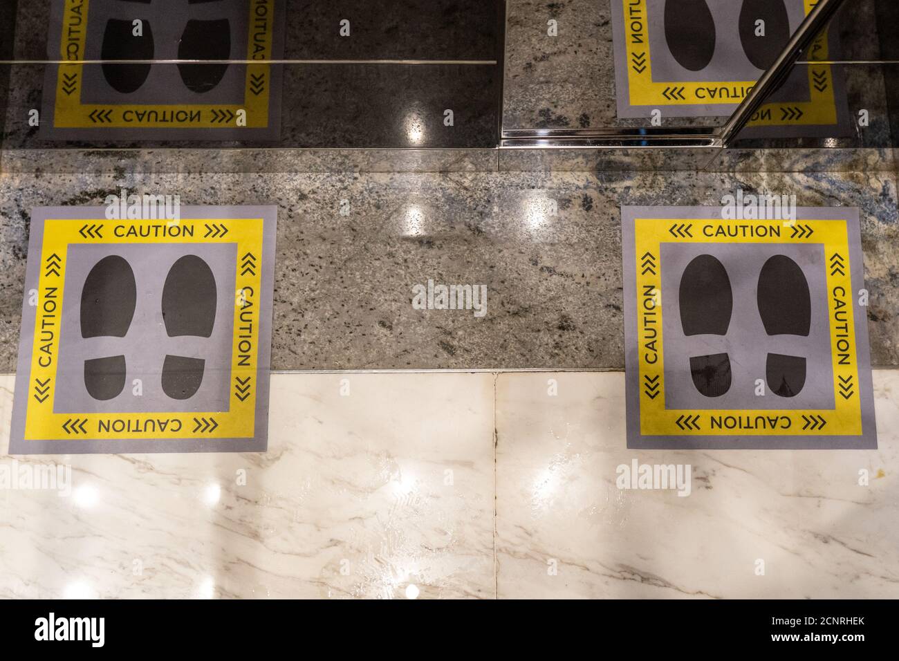 Soziale Distanzierungsschutzschilder in einem Aufzug für die COVID-19-Coronavirus-Pandemie und Konzepte der öffentlichen Sicherheit. Stockfoto