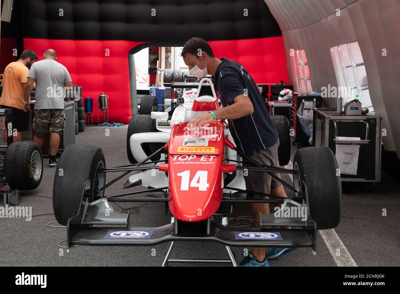 Vallelunga, Rom, Italien, 11. september 2020. Amerikanisches Fest von Rom. Coronavirus im Motorsport, Team Menschen Mechaniker arbeiten an Auto mit Gesichtsmaske Stockfoto