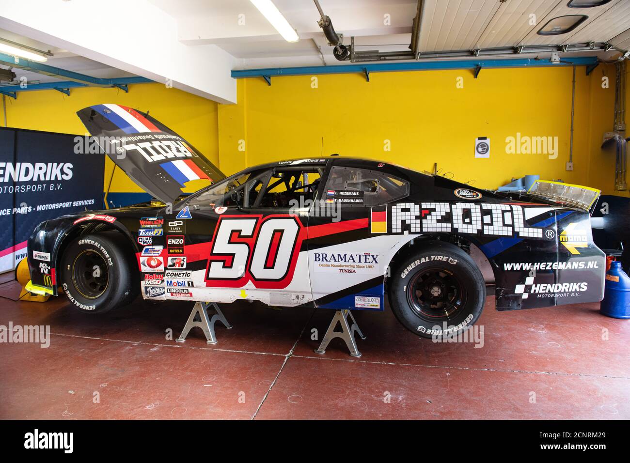 Vallelunga, Rom, Italien, 11. september 2020. Amerikanisches Fest von Rom. Ford Mustang Euro Nascar Auto in Box keine Leute Seitenansicht Stockfoto