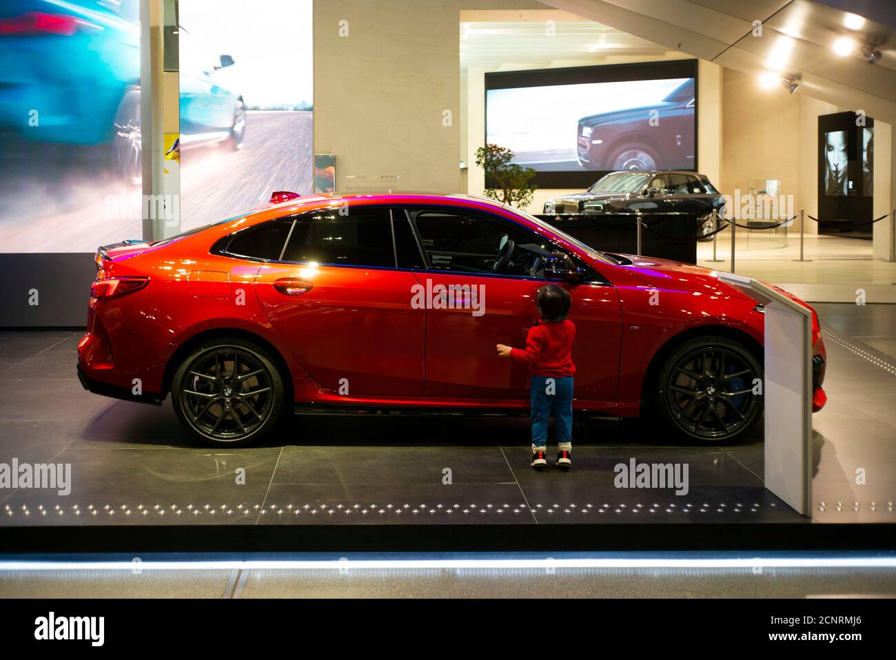BMW Welt München, Showroom, BMW M2, Kind Stockfoto