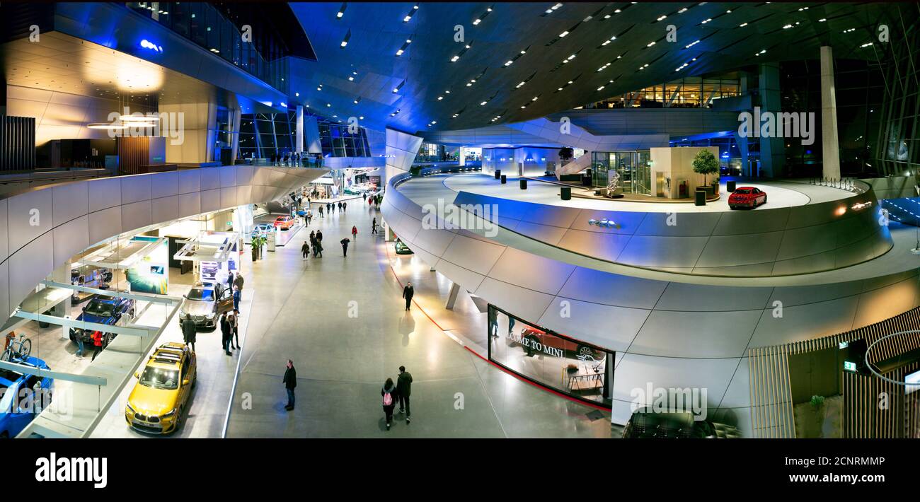 BMW Welt München, Showroom, Besucher Stockfoto