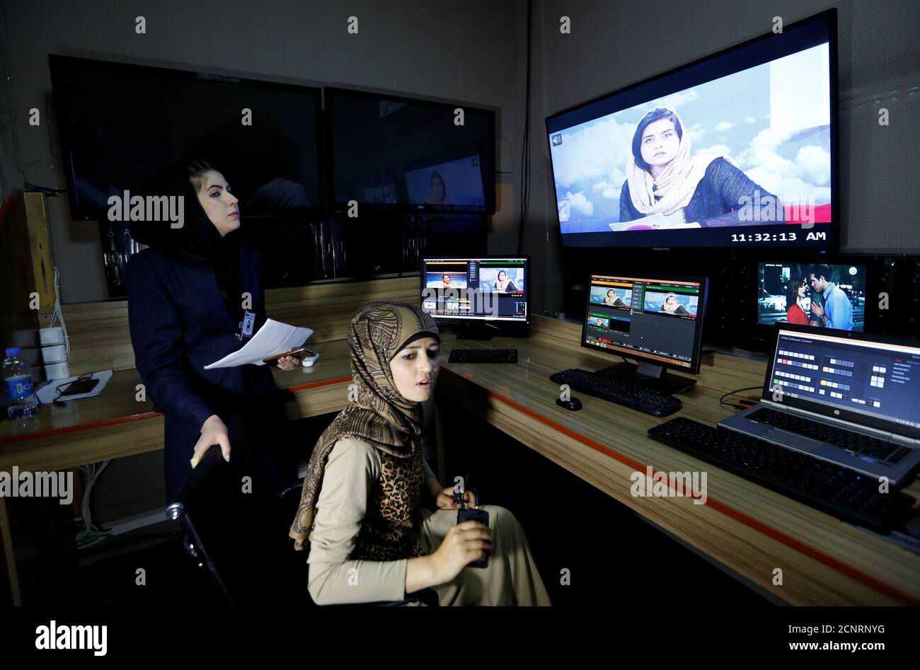 Khatira Ahmadi (R), 20, Produzent von Zan Fernsehsender (Frauen TV), arbeitet im Schneideraum in Kabul, Afghanistan 8. Mai 2017. Bild 8. Mai 2017. REUTERS/Mohammad Ismail Stockfoto