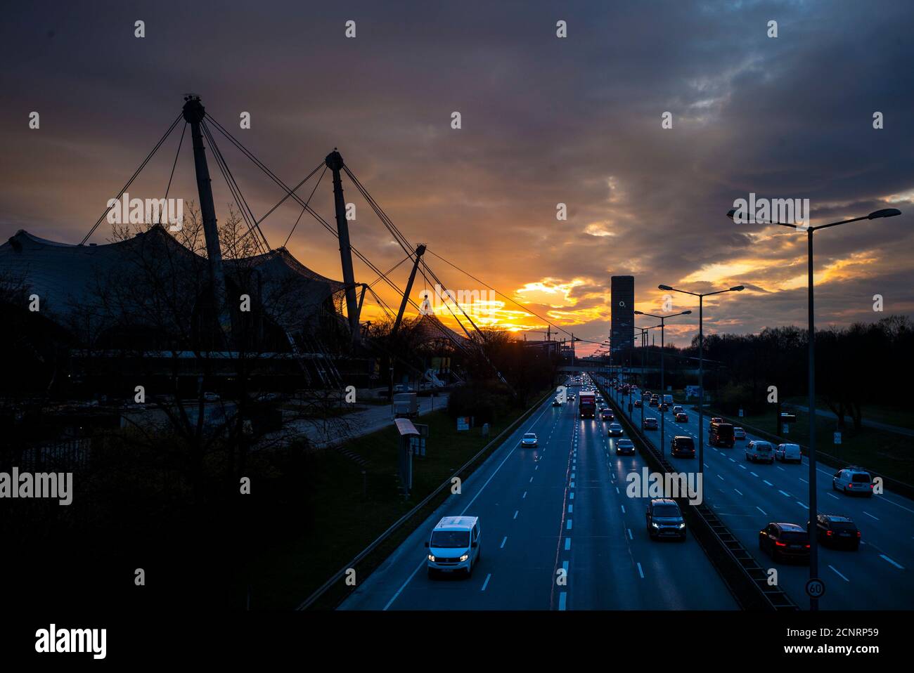 Sonnenuntergang über der Olympiahalle, Mittlerer Ring, Olympiapark München, Stockfoto