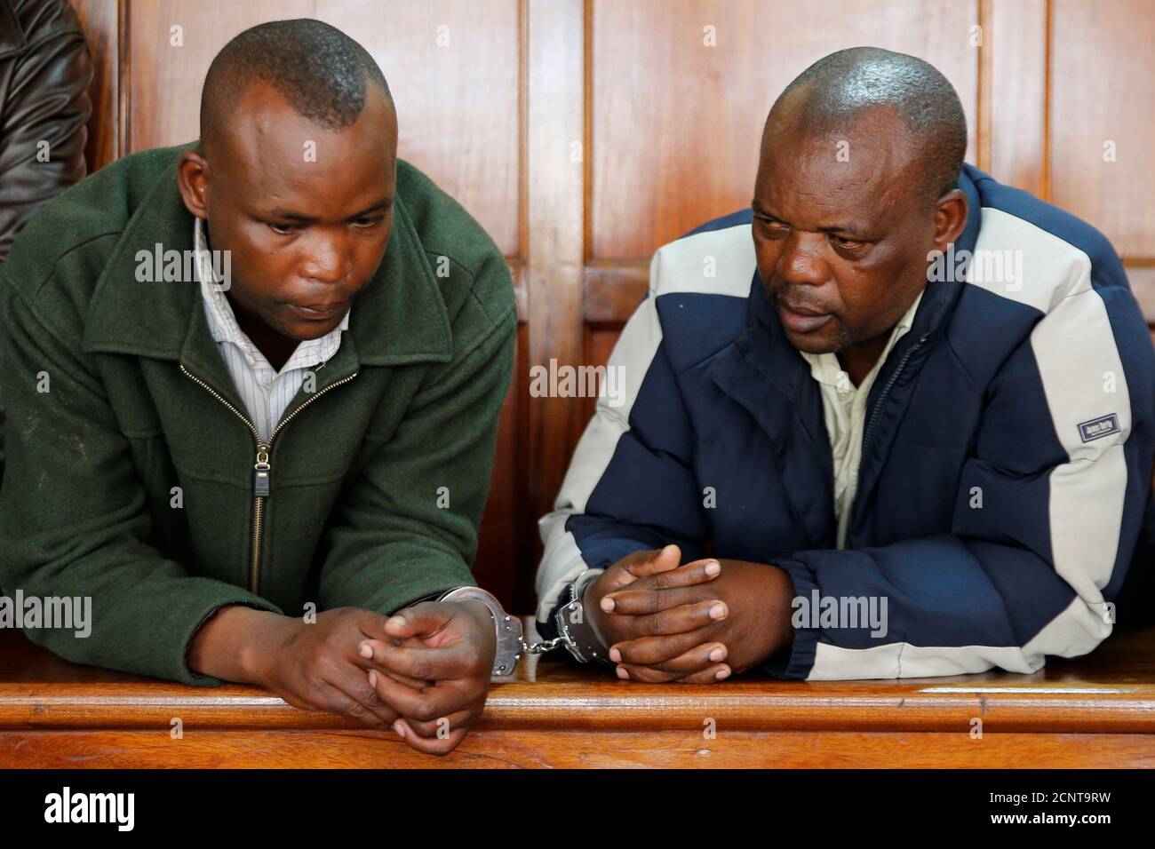Die kenianischen Unternehmer Samuel Kamau Karanja (R) und sein Bruder Henry Muiruri Karanja (L), mutmaßliche Eigentümer eines sechsstöckigen Gebäudes, das nach tagelang heftigen Regenfällen in der Huruma-Nachbarschaft zusammenbrach, stehen am 3. Mai 2016 in Handschellen im Dock des Hauptgerichtshofs in Milimani, Nairobi, Kenia. REUTERS/Thomas Mukoya TPX-BILDER DES TAGES Stockfoto