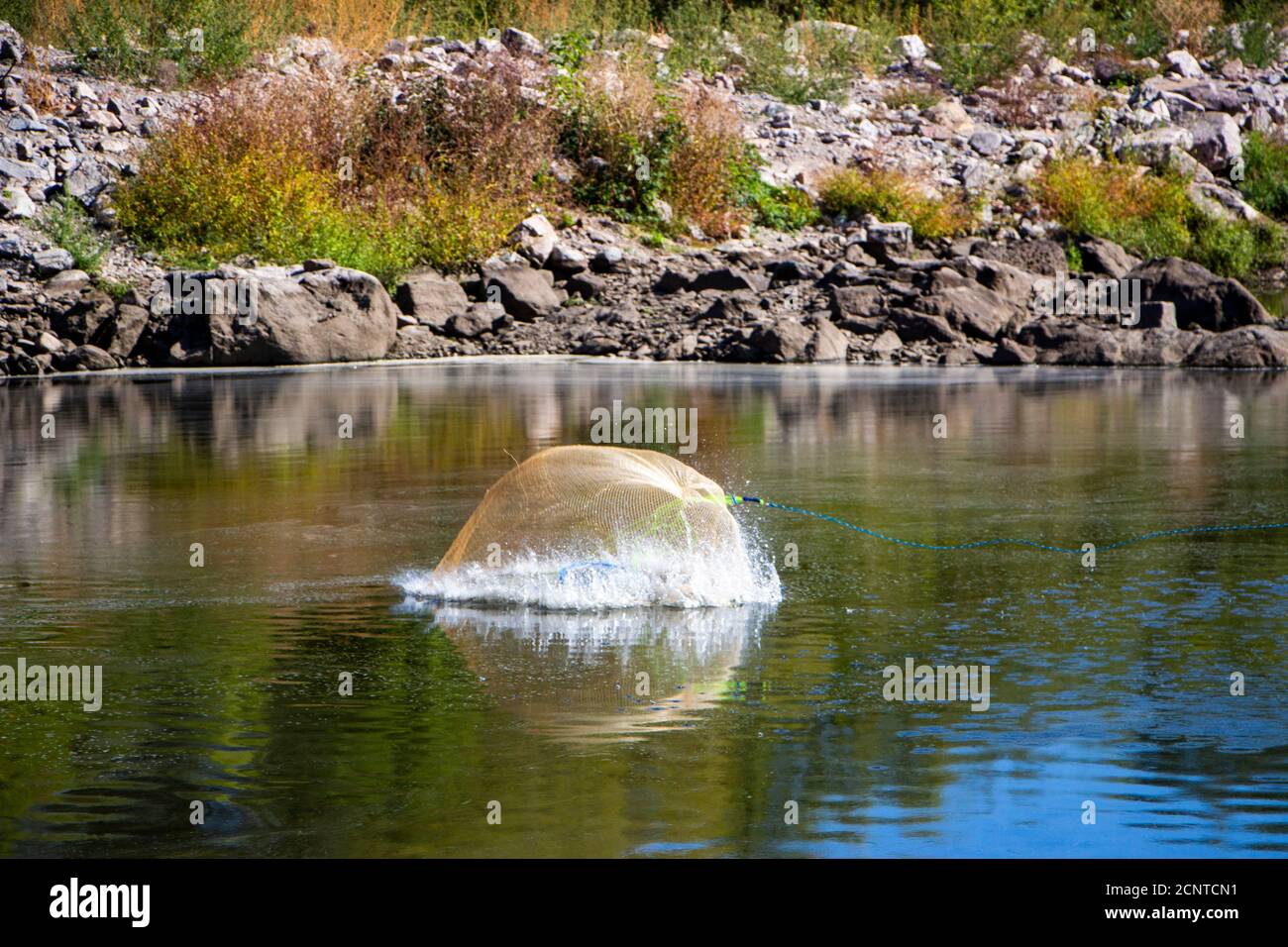 Fallschirmnetz für Wilderei Fische. Angeln auf einem Bergfluss. Stockfoto