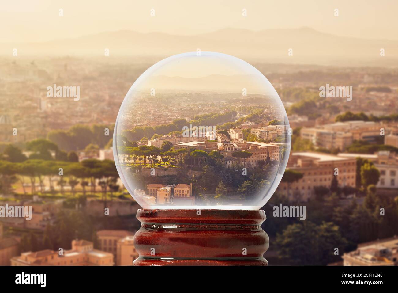 Panorama von Rom an einem sonnigen Sommermorgen mit Bergen Im Hintergrund durch eine gläserne transparente Kugel Stockfoto