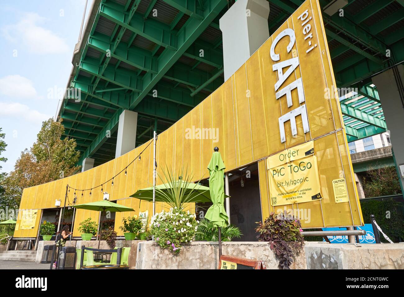 Das Pier i Cafe mit seiner leuchtend gelben Fassade befindet sich im Riverside Park unterhalb des West Side Highway, auf der Upper West Side, New York City Stockfoto