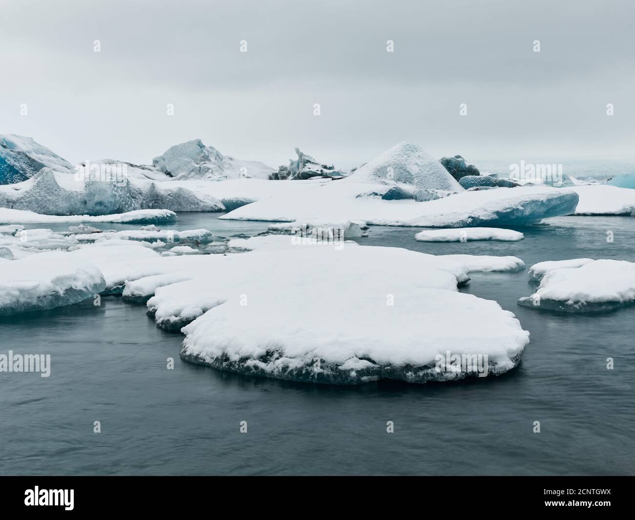 Fluss, Gletscher, Gletscherzunge, Jökulsárlón, Gletschersee, Gletscherlagune, Eis, Eisschollen, Eisberge, Winter, Schnee Stockfoto