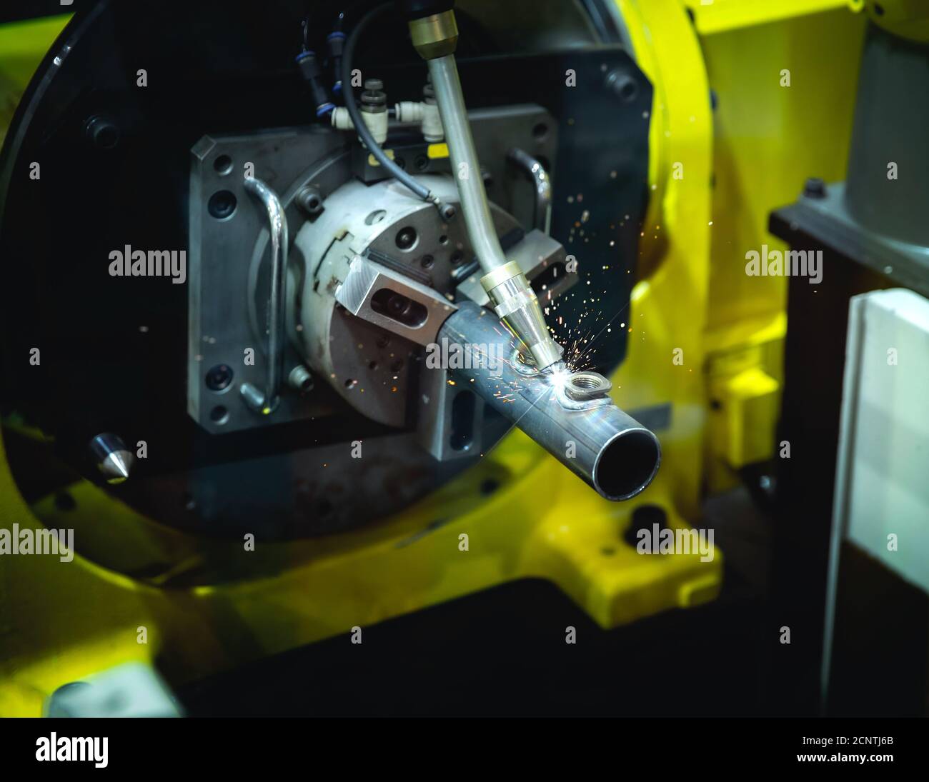 Automatisierung Roboterarm CNC-Maschine schweißen und Funken die Metallbearbeitung Teil in der Fabrik Industrie Stockfoto