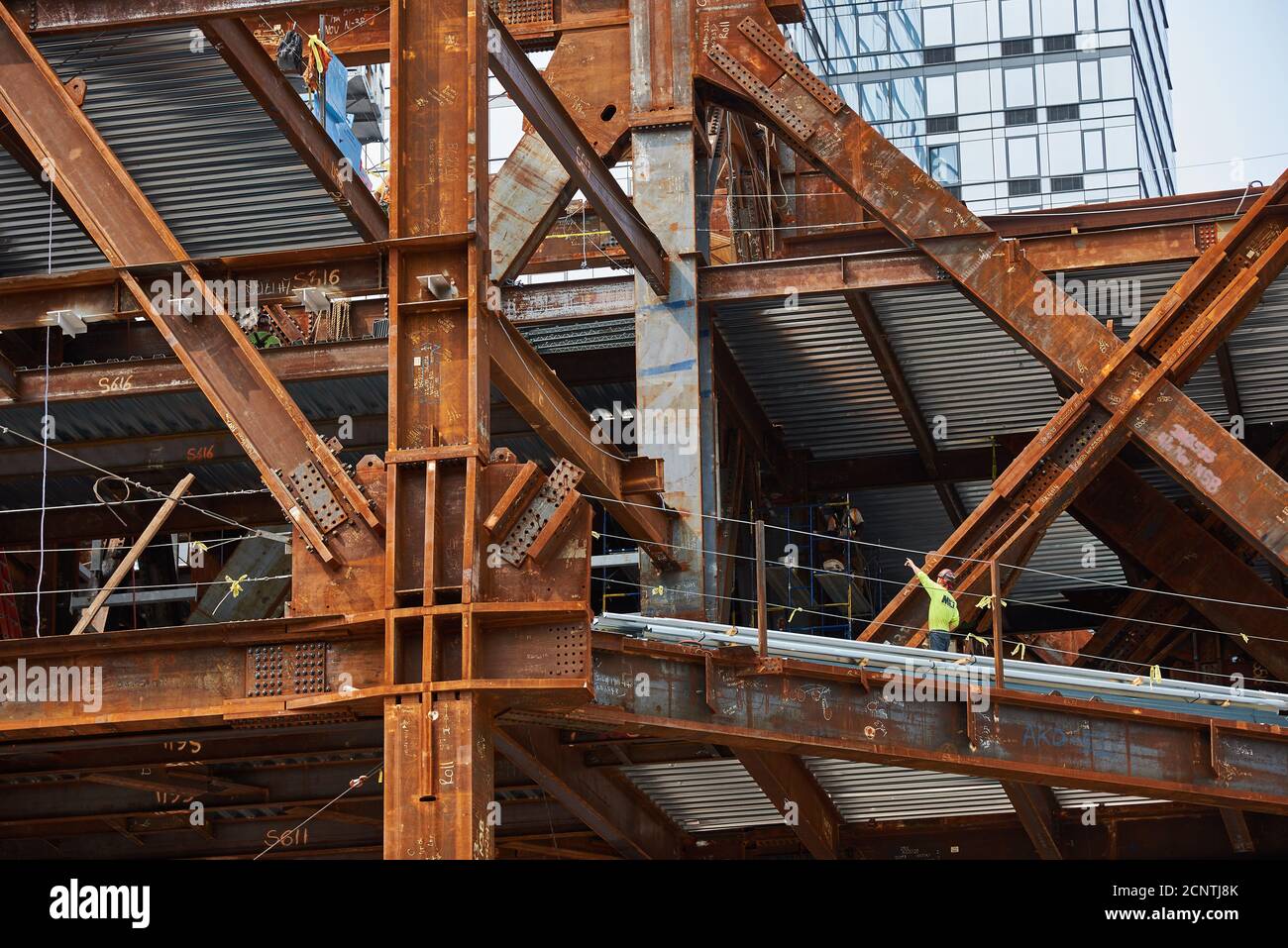 Ein Detail des Baus eines großen Wolkenkratzers im Hudson Yards Viertel im Westen von Midtown Manhattan. Stockfoto