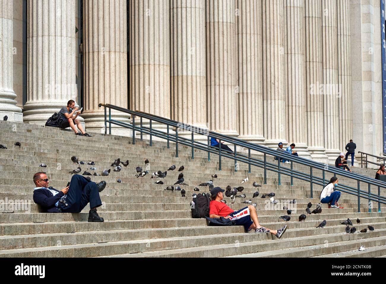 Mittagessen auf den Stufen des General Post Office Building in Midtown Manhattan. Stockfoto