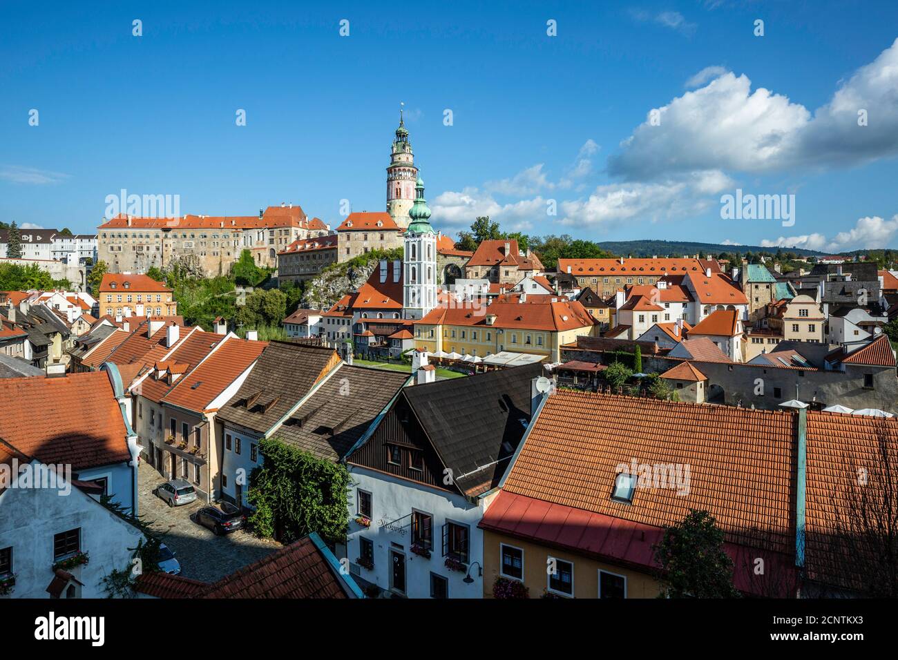 Schloss Krumau (mit Runder Turm), St. Jost Kirche (quadratische Turm) und Häuser, Cesky Krumlov, Tschechische Republik Stockfoto