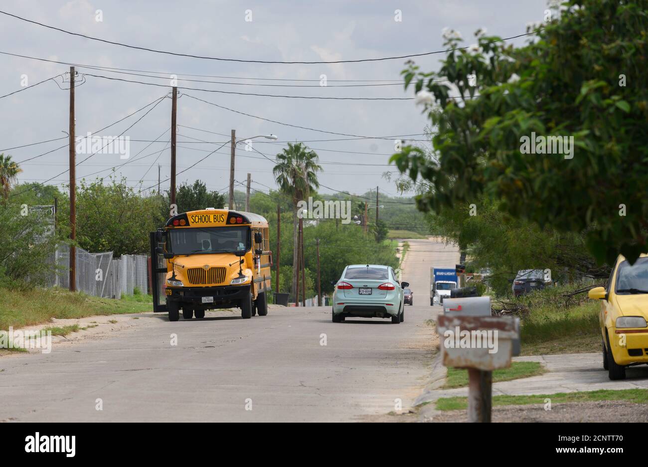 EL Cenizo, TX USA 17. September 2020: Schulbusse mit wi-Fi-Park entlang der Straßen von Colonia El Cenizo während der dritten Woche des virtuellen Unterrichts, während die Schüler, die Wi-Fi verwenden, um Computer mit ihren Klassenzimmern über das Internet zu verbinden, bleiben weg von den Schulen wegen der Coronavirus-Pandemie. El Cenizo, eine Stadt mit etwa 5,000 überwiegend einkommensschwachen Einwohnern, grenzt an den Rio Grande Fluss - die Grenze zwischen den Vereinigten Staaten und Mexiko - und hat einen hohen Anteil an undokumentierten Einwandererfamilien. ©Bob Daemmrich Stockfoto