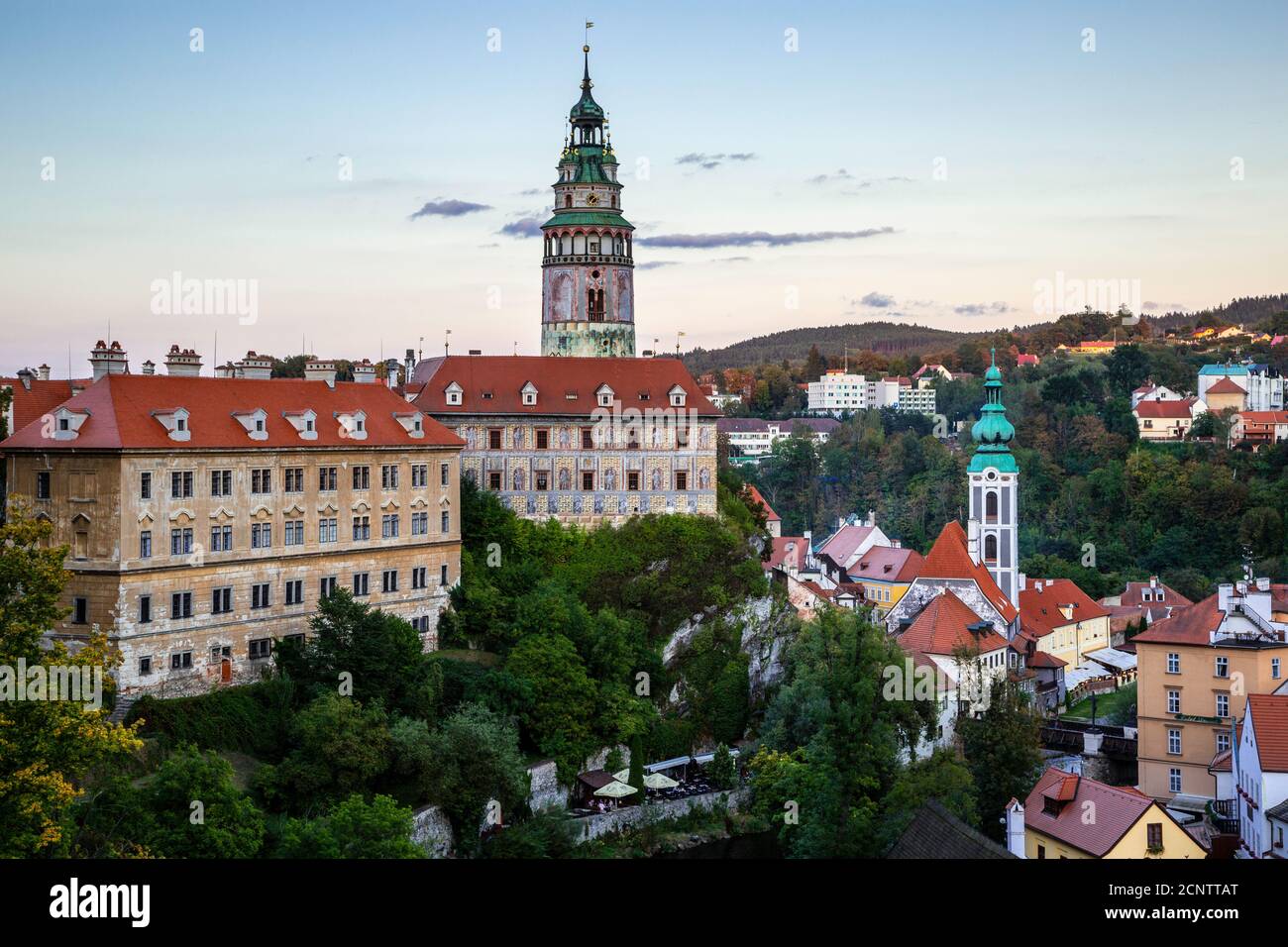 Schloss Krumau (mit Runder Turm), St. Jost Kirche (Glockenturm) und Häuser, Cesky Krumlov, Tschechische Republik Stockfoto