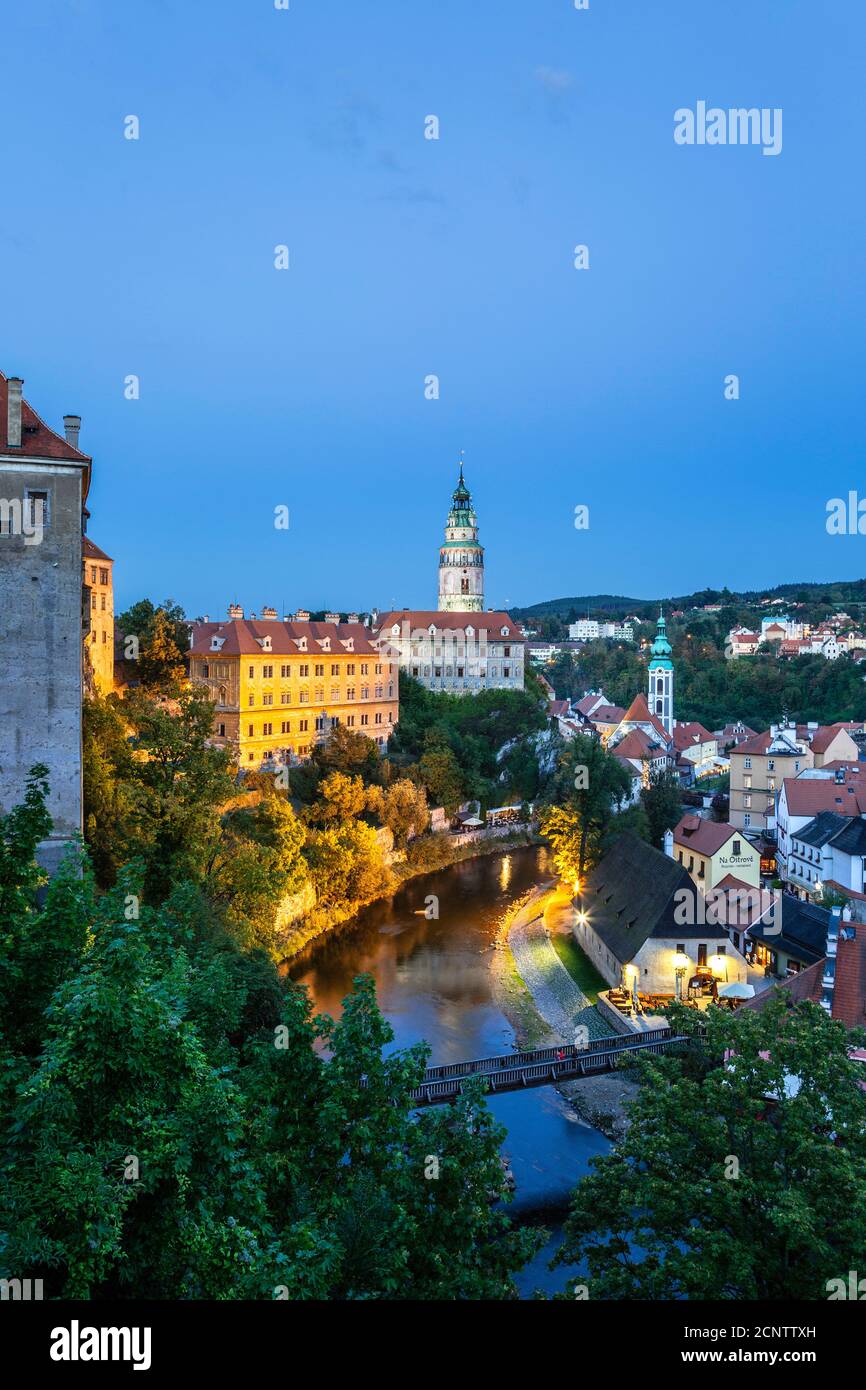 Schloss Krumau (mit Runder Turm), St. Jost Kirche (Glockenturm) und hölzerne Brücke über den Fluss Vltava (Moldau), Cesky Krumlov, Tschechische Republik Stockfoto